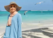 4 Outfit Hijab Kekinian Biar Liburan di Pantai Makin Stylish dan Nyaman